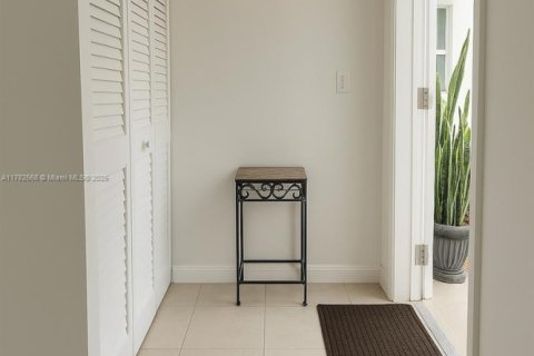Condo in Miami, Florida, 1 bedroom  № 1698932 - photo 2