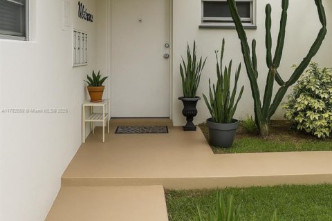 Condo in Miami, Florida, 1 bedroom  № 1698932 - photo 1