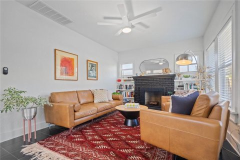 Commercial property in Saint Petersburg, Florida 6 bedrooms, 218.97 sq.m. № 1917747 - photo 2