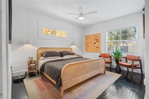 Commercial property in Saint Petersburg, Florida 6 bedrooms, 218.97 sq.m. № 1917747 - photo 12