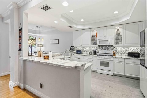 Townhouse in Tampa, Florida 4 bedrooms, 257.15 sq.m. № 2219527 - photo 17