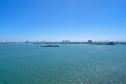 Condo in Miami, Florida, 1 bedroom  № 1897256 - photo 19