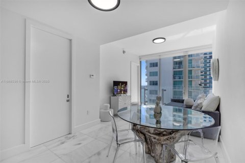 Condo in Miami, Florida, 1 bedroom  № 1897256 - photo 7