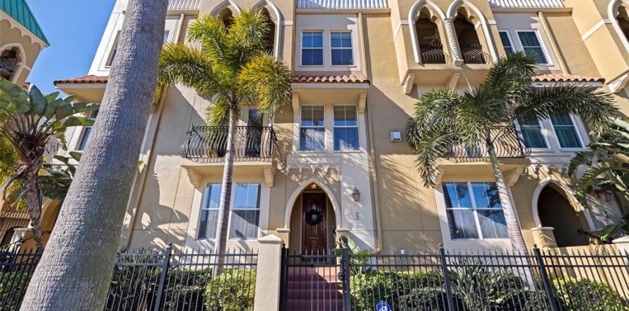 Touwnhouse à Tampa, Floride 4 chambres, 261.06 m2 № 2098119