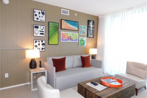 Condo in Hollywood, Florida, 2 bedrooms  № 2023110 - photo 11