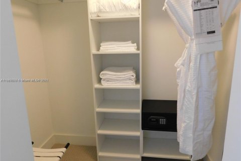 Condo in Hollywood, Florida, 2 bedrooms  № 2023110 - photo 26