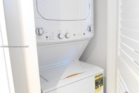 Condo in Hollywood, Florida, 2 bedrooms  № 2023110 - photo 25