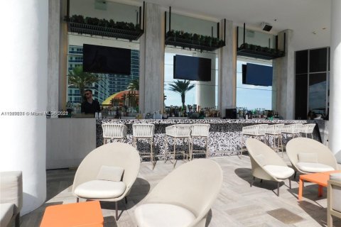 Condo in Hollywood, Florida, 2 bedrooms  № 2023110 - photo 24