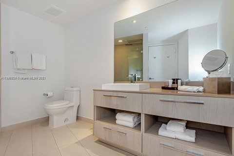 Condo in Hollywood, Florida, 2 bedrooms  № 2023110 - photo 18