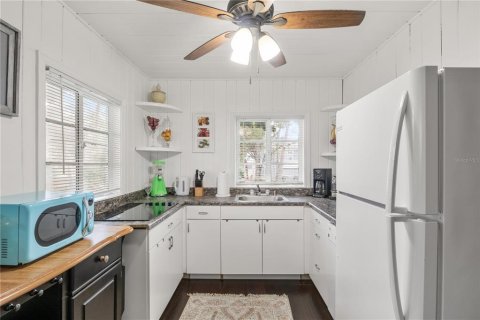 House in Sarasota, Florida 5 bedrooms, 195.09 sq.m. № 1384004 - photo 20
