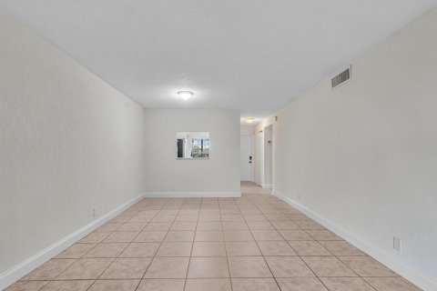Condo in Coral Springs, Florida, 2 bedrooms № 2262870 - photo 20