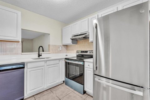Condo in Coral Springs, Florida, 2 bedrooms № 2262870 - photo 8