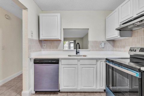 Condo in Coral Springs, Florida, 2 bedrooms № 2262870 - photo 9