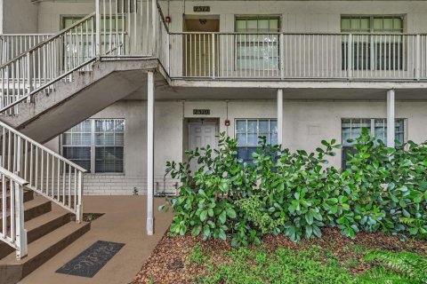 Condo in Coral Springs, Florida, 2 bedrooms № 2262870 - photo 4