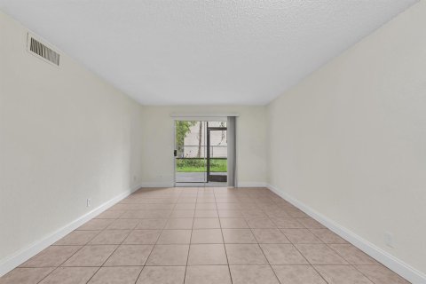 Condo in Coral Springs, Florida, 2 bedrooms № 2262870 - photo 13