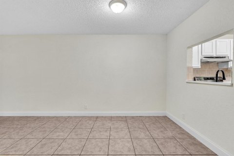 Condo in Coral Springs, Florida, 2 bedrooms № 2262870 - photo 11