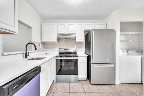 Condo in Coral Springs, Florida, 2 bedrooms № 2262870 - photo 2