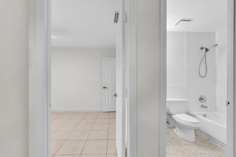 Condo in Coral Springs, Florida, 2 bedrooms № 2262870 - photo 23