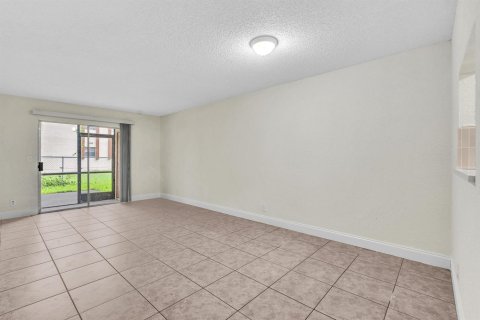 Condo in Coral Springs, Florida, 2 bedrooms № 2262870 - photo 10
