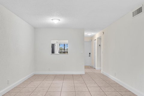 Condo in Coral Springs, Florida, 2 bedrooms № 2262870 - photo 21
