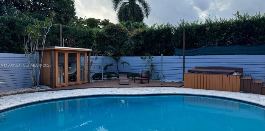 Villa ou maison à Biscayne Park, Floride 3 chambres, 158.68 m2 № 1989267