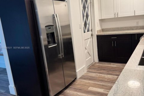 Villa ou maison à louer à Biscayne Park, Floride: 3 chambres, 158.68 m2 № 1989267 - photo 6