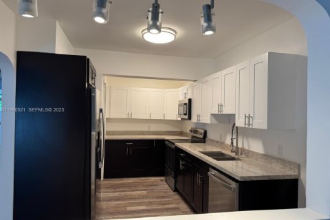 Villa ou maison à louer à Biscayne Park, Floride: 3 chambres, 158.68 m2 № 1989267 - photo 5