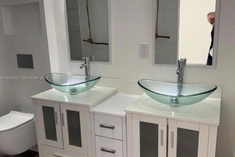 Villa ou maison à louer à Biscayne Park, Floride: 3 chambres, 158.68 m2 № 1989267 - photo 10