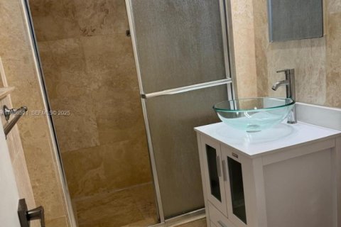 Villa ou maison à louer à Biscayne Park, Floride: 3 chambres, 158.68 m2 № 1989267 - photo 19