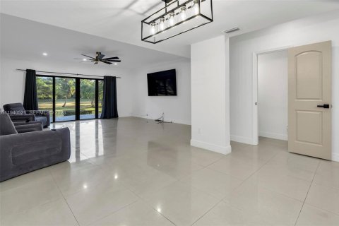 Townhouse in Miami, Florida 2 bedrooms, 165.37 sq.m. № 1997704 - photo 23