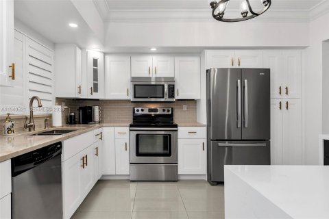 Townhouse in Miami, Florida 2 bedrooms, 165.37 sq.m. № 1997704 - photo 14