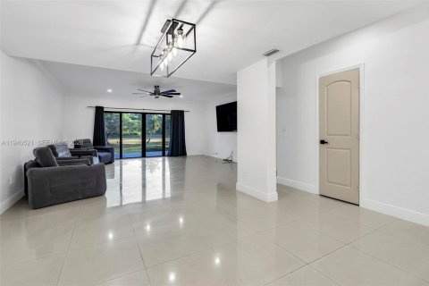 Townhouse in Miami, Florida 2 bedrooms, 165.37 sq.m. № 1997704 - photo 24