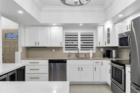 Townhouse in Miami, Florida 2 bedrooms, 165.37 sq.m. № 1997704 - photo 19