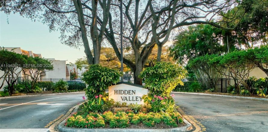 Townhouse in Miami, Florida 2 bedrooms, 165.37 sq.m. № 1997704