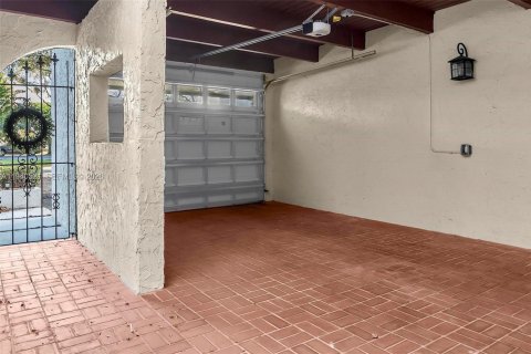 Townhouse in Miami, Florida 2 bedrooms, 165.37 sq.m. № 1997704 - photo 8