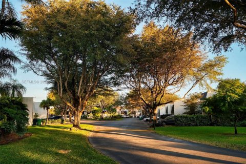 Townhouse in Miami, Florida 2 bedrooms, 165.37 sq.m. № 1997704 - photo 3