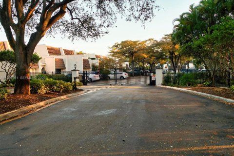 Townhouse in Miami, Florida 2 bedrooms, 165.37 sq.m. № 1997704 - photo 2