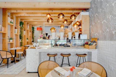 Купить коммерческую недвижимость в Корал-Гейблс, Флорида № 1961341 - фото 1