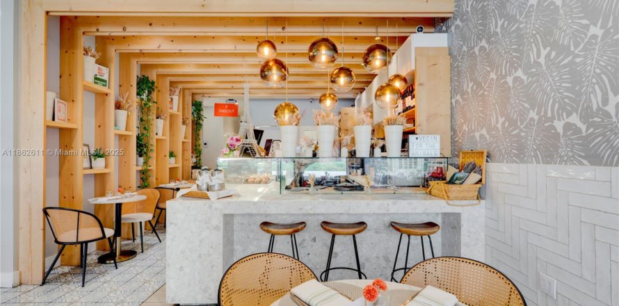 Коммерческая недвижимость в Корал-Гейблс, Флорида № 1961341