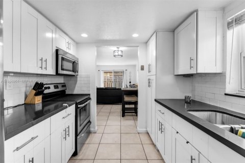 Condominio en Miami, Florida, 2 dormitorios  № 2058959