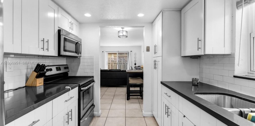 Condominio en Miami, Florida, 2 dormitorios  № 2058959