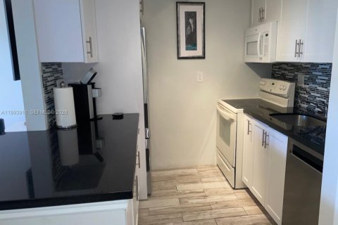 Снять в аренду кондоминиум в Лодердейл-бай-те-Си, Флорида 1 спальня, 47.38м2, № 2064311 - фото 6