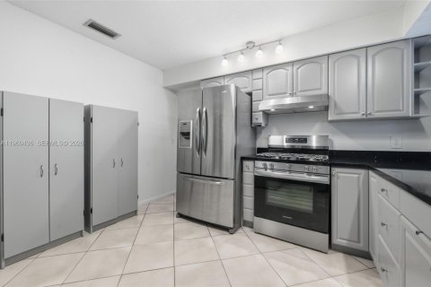 House in Sunrise, Florida 5 bedrooms, 194.63 sq.m. № 2030213 - photo 9