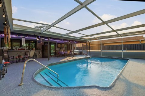 House in Sunrise, Florida 5 bedrooms, 194.63 sq.m. № 2030213 - photo 3