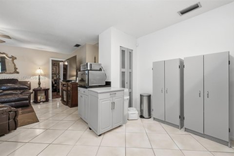 House in Sunrise, Florida 5 bedrooms, 194.63 sq.m. № 2030213 - photo 11