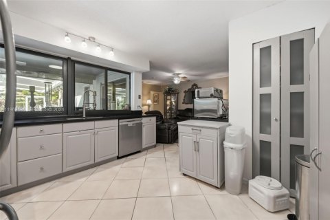 House in Sunrise, Florida 5 bedrooms, 194.63 sq.m. № 2030213 - photo 10