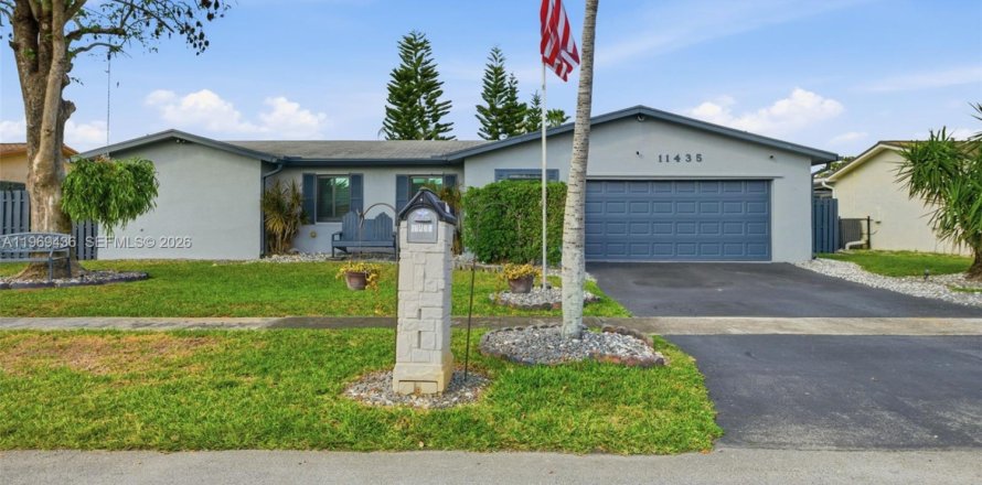 House in Sunrise, Florida 5 bedrooms, 194.63 sq.m. № 2030213