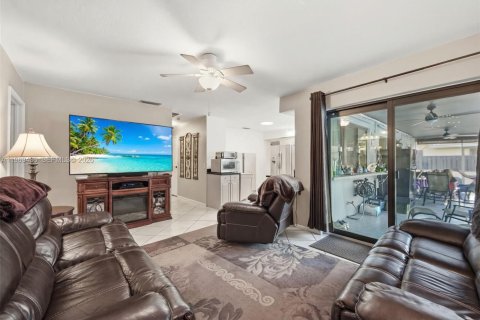 House in Sunrise, Florida 5 bedrooms, 194.63 sq.m. № 2030213 - photo 15