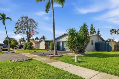 House in Sunrise, Florida 5 bedrooms, 194.63 sq.m. № 2030213 - photo 2