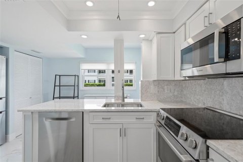 Condo in Bradenton, Florida, 2 bedrooms № 2207996 - photo 9